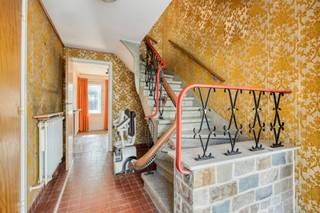 <p><br />In een rustige straat ontdek je hier een karaktervol huis dat wacht op een frisse wind. Met haar royale ruimtes, praktische indeling en een tuin die uitnodigt tot ontspannen, vormt dit de ideale basis voor wie droomt van een eigen plek om volledig naar wens in te richten.</p>
<p>Op de gelijkvloerse verdieping vind je een ruime garage, een praktische wasruimte en een bureau die ook als extra vestiaire of doorloopkamer naar de veranda kan dienen. Op de eerste verdieping geniet je van een ruime woonkamer en een aparte keuken. Vanuit de keuken stap je het terras op, dat een aangename verbinding vormt met de tuin beneden. De tweede verdieping herbergt drie slaapkamers en een badkamer, waardoor er ruimte genoeg is voor het hele gezin. De zolderverdieping biedt bovendien nog een verrassend extra troef: zodra er een vaste trap wordt geplaatst, kan deze verdieping omgevormd worden tot een volwaardige kamer.</p>
<p>De woning beschikt overal over dubbele beglazing, maar vraagt wel om renovatie. Met een EPC-label E geldt er een renovatieverplichting, wat tegelijk de kans biedt om dit huis helemaal naar de standaarden van vandaag te tillen.</p>
<p>Ben je klaar om je eigen stempel te drukken op een woning met zoveel mogelijkheden? Plan je bezoek dan op 27 september via onze website en ontdek ter plaatse de vele troeven.</p>