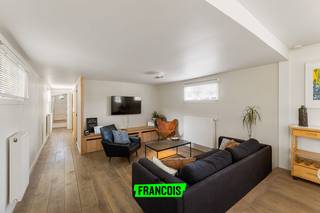 Deze unieke woonboot biedt alle wooncomfort in een modern interieur. Na een volledige renovatie kreeg de boot 'Jana' een open indeling die zorgt voor een ruimtelijk gevoel. Op deze uitstekende ligging vlakbij de Scheepsdalebrug zijn scholen, winkels en andere voorzieningen op fiets- en wandelafstand.<br /><br />Bij het betreden van de woonboot kom je in de kwalitatief ingerichte keuken met aansluitende een berging die als bijkeuken kan dienen. Verder zijn de leefruimte met ruime eethoek ook te vinden in deze open ruimte. De luxueuze badkamer is voorzien van een ligbad met douchekraan, wastafel en een sauna. Daarnaast bevindt zich een apart toilet.<br /><br />Verder zijn er twee aaneensluitende slaapkamers met ingebouwde kastruimte. Een derde, ruime slaapkamer met inloopkast bevindt zich aan de andere kant van de woonboot. Bovendien beschikt 'Jana' nog over een polyvalente ruimte met tal van mogelijkheden.<br /><br />Ben jij op zoek naar een uniek woonconcept? Aarzel dan niet en plan een bezoek in via de website of contacteer Kenjiro 0495 64 69 95 of waeles@immofrancois.be<br /><br />