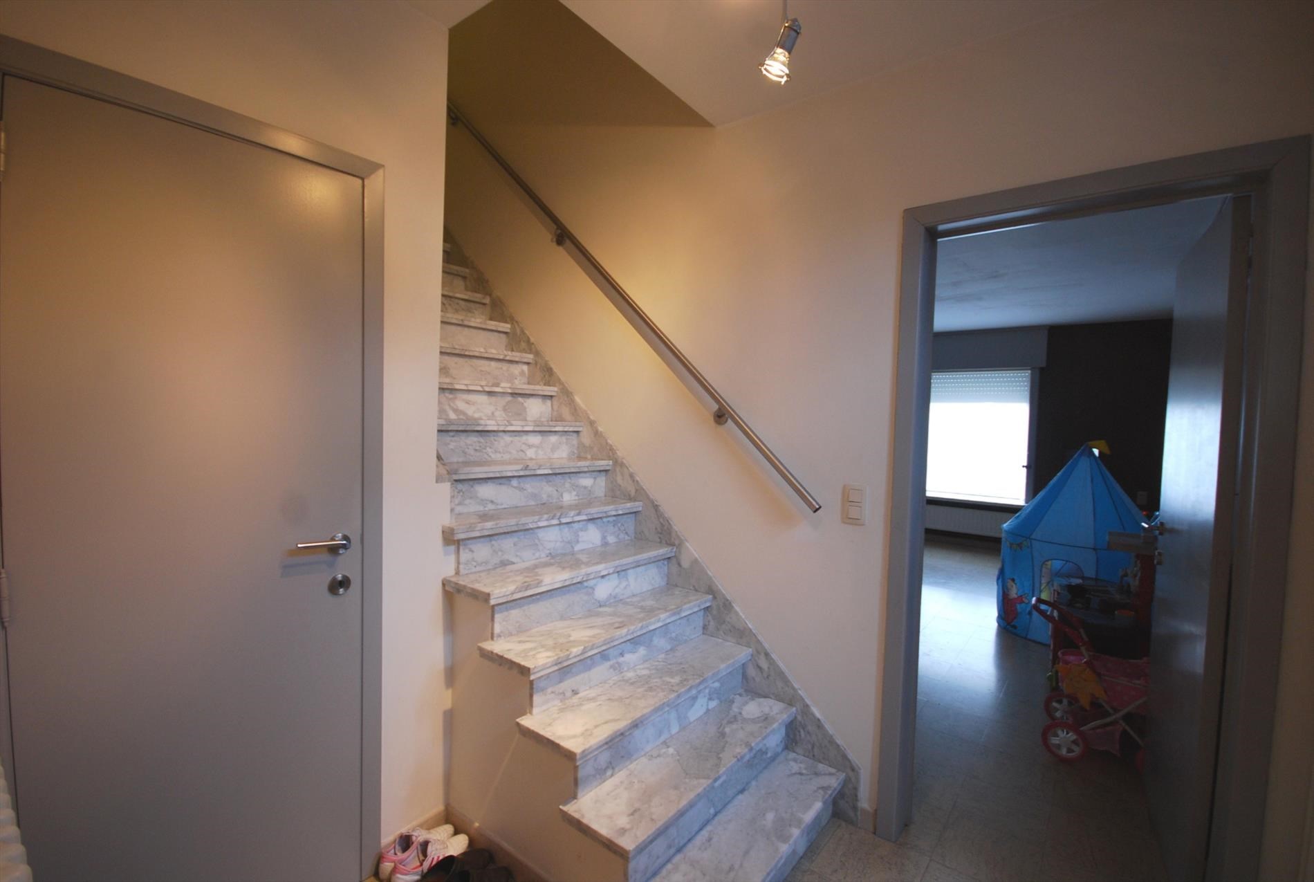 HALFOPEN WONING MET 3 SLAAPKAMERS EN AANGENAME TUIN - foto 4