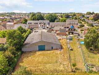 This 2,610 m² development lot is located in the heart of Kruisem.The lot offers a wide range of urban planning possibilities.