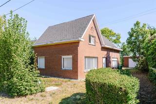 <p><span>DESTELBERGEN </span><span>- Woning met open zicht en renovatiepotentieel in landelijke omgeving</span></p><p><span> </span></p><p><span>In de Groenstraat 34 te Destelbergen bevindt zich deze charmante open bebouwing met enorm potentieel voor wie op zoek is naar een renovatieproject op een mooie locatie met landelijk karakter.</span></p><p><span>De woning geniet van een vlot bereikbare ligging op een steenworp van het centrum van Destelbergen en invalswegen. Achteraan geniet het perceel van een prachtig open uitzicht over agrarisch gebied.</span></p><p><span> </span></p><p><span>De belangrijkste troeven in een notendop:</span></p><ul><li><span>Renoveren/ verbouwen aan 6% btw! </span></li><li><span>Open bebouwing </span></li><li><span>Ruime garage aanwezig</span></li><li><span>Open zicht op agrarisch gebied</span></li><li><span>Gelegen op een steenworp van centrum destelbergen</span></li></ul><p><span> </span></p><p><span>Indeling:</span></p><p><span>Gelijkvloers:</span></p><p><span>Inkomhal, woonkamer, keuken, polyvalente ruimte en badkamer.</span></p><p><span> </span></p><p><span>Verdieping: </span></p><p><span>Nachthal en twee slaapkamers.</span></p><p><span> </span></p><p><span>Verder beschikt deze woning over een zolder, te bereiken via een zolderluik, een kelder en een ruime garage.</span></p><p><span> </span></p><p><span>Belangrijk:</span></p><p><span>Richtprijs: 385.000 EUR</span></p><p><span>EPC: F</span></p><p><span> </span></p><p><span>Klaar om hier uw woondroom te realiseren?</span></p><p><span>Neem contact op met Axel Lenaerts Makelaars voor meer informatie of een bezoek: <span>destelbergen@axellenaerts.be</span></span><span> of 09/219.08.77</span></p>