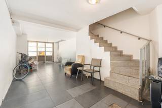 <p><span>Opbrengsteigendom met handelsgelijkvloers en twee appartementen in het centrum van Brecht</span></p><p><span> </span></p><p><span>Bent u op zoek naar een investering met een onmiddellijk rendement? Dan is deze interessante opbrengsteigendom in het centrum van Brecht beslist een bezoek waard. Dankzij de combinatie van een commercieel gelijkvloers en twee appartementen geniet u van aantrekkelijke huurinkomsten. Bovendien zijn alle entiteiten momenteel verhuurd, waardoor u vanaf de aankoop kunt rekenen op een stabiele en onmiddellijke opbrengst.</span></p><p><span> </span></p><p><span>Gelijkvloers</span></p><p><span>Via de ruime inpandige garage bereikt u zowel het handelsgelijkvloers als de twee bovenliggende appartementen. Het handelsgedeelte is momenteel ingericht als restaurant en beschikt over een professionele keuken, een achterliggende werkkeuken, een praktische stockageruimte en een aangenaam terras. Hierdoor is deze commerciële ruimte uitermate geschikt voor horeca-activiteiten. (Huur €1250)</span></p><p><span> </span></p><p><span>Eerste verdieping</span></p><p><span>De eerste verdieping omvat een ruim appartement dat bereikbaar is via de gemeenschappelijke traphal. De inkomhal geeft toegang tot de lichtrijke woon- en eetkamer met aansluitende keuken aan de voorzijde van het gebouw. Achteraan bevinden zich twee ruime slaapkamers, beide met toegang tot het terras. Daarnaast is er een derde slaapkamer en een aparte ruimte die perfect kan dienen als bureau, dressing of berging. De badkamer is uitgerust met een douche, een dubbele wastafel en een toilet. (Huur €1000)</span></p><p><span> </span></p><p><span>Tweede verdieping</span></p><p><span>Op de tweede verdieping bevindt zich een tweede appartement. Dit appartement beschikt over een gezellige woon- en eetkamer met toegang tot een ruim terras, een afzonderlijke slaapkamer, een functionele keuken en een badkamer uitgerust met een douche, wastafel en toilet. (Huur €850)</span></p><p><span> </span></p><p><span>Troeven</span></p><ul><li><span>Interessante opbrengsteigendom met handelsruimte en twee appartementen.</span></li><li><span>Alle entiteiten zijn momenteel verhuurd voor €3100.</span></li><li><span>Mogelijkheid om per entiteit afzonderlijk aan te kopen. </span></li><li><span>Onmiddellijke en aantrekkelijke huurinkomsten.</span></li><li><span>Inpandige garage met centrale toegang.</span></li><li><span>Handelsruimte met terras.</span></li><li><span>Ruime woonentiteiten met veel potentieel.</span></li><li><span>Centrale ligging in het centrum van Brecht.</span></li><li><span>Ideale investering met een stabiel rendement.</span></li></ul><p><span>Interesse? Contacteer ons vandaag nog voor meer informatie of plan meteen uw bezoek in.</span></p><p><span> </span></p>