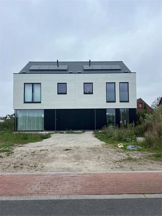 Mooie perceel grond voor het bouwen van een half - open bebouwing.<br /><br />Lot 2: Opp.+/- 353 m² prijs: €155.000<br /><br />FORMULE WATER- EN WINDDICHT:<br />- Ruwbouwwerken<br />- Timmerwerken<br />- PVC ramen met beglazing kw 1.0<br />- Dak- &amp; zinkwerken<br />_________________<br />= € 223.674 excl. btw<br /><br />OPTIE AFWERKING:<br />- Elektriciteit en ventilatie<br />- Chape -en vloerisolatie<br />- Pleisterwerken<br />- Sanitaire werken ( HW toestellen = € 4.000 excl. btw )<br />- Warmtepomp lucht/water ( Viessmann )<br />- Bevloering ( HW vloer : 35€/m² HW plinten : 12.50€/lm HW wandtegels : 25€/m² )<br />- Keukeninstallatie ( HW = € 8.000 excl. btw)<br />- Binnen schrijnwerk<br />- Voegwerken<br />- Blowerdoortest<br />- Zonnepanelen 8st. ( 435 Wp )<br />_________________<br />= € 100.491 excl.btw<br /><br />WIJ BOUWEN OOK A LA CARTE<br />Opties zijn mogelijk tot net voor " Normale Bewoonbaarheid" (volgens aannemingsovereenkomst)<br />Informeer naar onze interessante HUISRUIL-FORMULE<br /><br />zie ook : WWW.SPEYBROECK.BE<br />Bel 0473 300 700 of GRATIS 0800 15 700