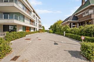 Luxueus afgewerkt kantoor op topligging in Anzegem.Dit luxueus afgewerkte kantoor in de Stijn Streuvelsstraat 7/003 in Anzegem combineert een hoogwaardige uitstraling met hedendaags comfort en uiterst energiezuinige technieken.De kantoorruimte beschikt over een oppervlakte van ca. 192 m² en werd bijzonder smaakvol ingericht. De combinatie van warme zandtinten, donkere houtaccenten, sfeervolle verlichting en een eigentijdse afwerking zorgt voor een professionele, maar tegelijk aangename werkomgeving.De indeling omvat onder meer een ruime inkomhal, een aparte vergaderzaal, een landschapskantoor met ruimte voor meerdere werkplekken, een volledig ingerichte keuken, douchekamer en ruime berging/technische ruimte.Technisch: de warmtepomp zorgt voor verwarming én koeling via vloerverwarming, balansventilatie type D, een domoticasysteem en maar liefst 32 zonnepanelen. Een ideale combinatie van comfort en lage energiekosten.De ligging is bijzonder interessant: langs de N36, met een vlotte verbinding richting Waregem, Kortrijk en de E17. Bovendien bevindt de openbare parking zich vlak voor de deur.Bij het kantoor: 6 privatieve parkeerplaatsen bij te kopen voor €75.000. Een instapklaar kantoor voor ondernemers, vrije beroepen, consultants of KMO's die geen genoegen nemen met een standaard kantoorruimte, maar kiezen voor uitstraling, comfort en energiezuinigheid.