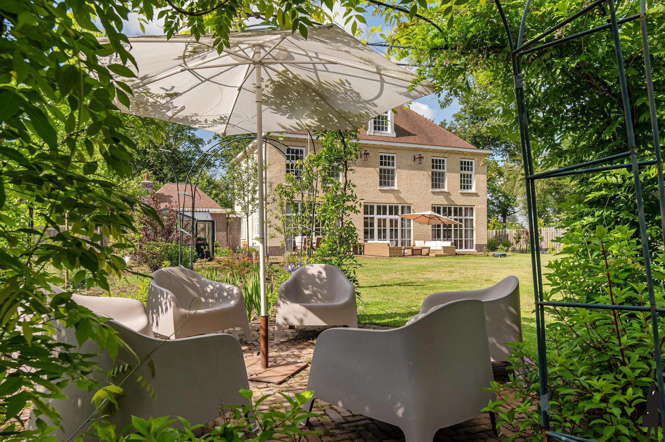 Villa in Engelse stijl op perceel van 1.989m² - foto 1