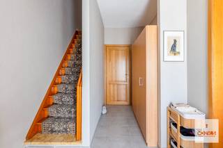 Deze verrassend ruime woning met <strong>vier slaapkamers</strong> bevindt zich in een groene omgeving te Drongen.<br /><br />Via de inkomhal begeeft u zich naar de <strong>lichtrijke leefruimte </strong>waar u vanuit de woonkamer kijkt op de omliggende velden. Aansluitend vindt u de keuken met eetplaats, die toegang biedt tot de tuin en de achterliggende berging en de dubbele garage.<br />Op de eerste verdieping bevinden zich vier volwaardige slaapkamers en een badkamer. Vanuit één van de slaapkamers is er een <strong>vaste trap naar de zolder</strong>. Deze ruimte biedt naargelang de woonwensen de mogelijkheid om een extra (slaap)kamer te creëren.<br />Achteraan de woning bevinden zich de tuin en het <strong>private weiland</strong> die bij de woning hoort. Hier geniet je van een <strong>prachtig weids uitzicht</strong>. 's Ochtends spot je de reeën in de velden en 's avonds geniet je hier van de <strong>mooiste zonsondergangen</strong>. <br /><br />De woning is steeds <strong>goed onderhouden</strong> en is instapklaar. Tegelijk biedt ze mogelijkheden om mits enkele aanpassingen de woning verder af te stemmen naar uw eigen smaak en woonwensen.<br /><br />Interesse in deze instapklare, goedgelegen woning met prachtig weids zicht? <strong>Contacteer Gijs</strong> voor een bezoek ter plaatse via gijs@convas.be of 0492 84 48 24 (telefonisch of via Whatsapp).<br /> 
