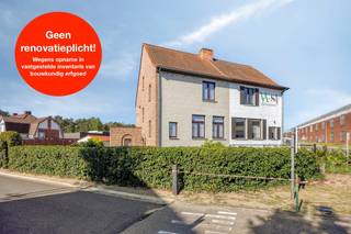Halfopen bebouwing ZONDER RENOVATIEVERPLICHTING gelegen in Mol-Gompel. Alle faciliteiten (winkels, horeca, scholen, openbaar vervoer, …) bevinden zich in de nabije omgeving. Dankzij de ligging nabij de Zuiderring (N71) en de N136 zijn zowel de woning als de omliggende gemeenten vlot bereikbaar.<br /><br />Indeling:<br />We betreden de woning via de ruime inkomhal, die toegang geeft tot de eetkamer. Het zitgedeelte bevindt zich op een tussenniveau, wat zorgt voor een gezellige en speelse indeling. Aansluitend aan de eetkamer bevindt zich de ruime keuken, met aanpalend de achterinkom met aansluitingen voor wasmachine en droogkast, en een apart toilet.<br /><br />Via de vaste trap in de inkomhal bereiken we de eerste verdieping. Hier bevinden zich twee ruime slaapkamers en een badkamer, uitgerust met een ligbad, wastafel en toilet.<br /><br />Op de tweede verdieping vinden we een derde ruime slaapkamer, die momenteel dienstdoet als opslagruimte. Via een luik is er toegang tot een ruime zolder. Samen met de afgewerkte kelder biedt dit bijzonder veel extra bergruimte. <br /><br />Buiten kan u volop genieten van het buitenleven in de gezellige, zuidgerichte tuin. Er is een aangenaam terras met luifel, een berging en een ruime dubbele garage met elektrische poorten.<br /><br />Bijzonder aan deze woning is dat er geen renovatieverplichting van toepassing is. Het pand is opgenomen in de vastgestelde inventaris van het bouwkundig erfgoed, waardoor het niet onder deze verplichting valt.<br /><br />Extra troeven:<br />- Authentieke elementen behouden<br />- Veel opbergmogelijkheden<br />- Ruime, zuidgerichte tuin<br /><br />Voor meer info of een bezoek contacteer ons via info@vastengoed.be of via 014/72 73 74.<br /><br />Wenst u een gratis schatting van uw eigendom? Contacteer ons via 014/72 73 74.