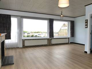 <p><span>Langs de verbindingsweg Diksmuide richting Roeselare, net bij het buiten rijden van het centrum, treft u dit zonnig en gezellig appartement op het 2de verdiep.</span></p><p><span> </span></p><p><span>Het appartement omvat een ruime inkomhal voorzien van ingemaakte kasten, lichtrijke leefruimte met eetplaats en zithoek en afzonderlijk ingerichte keuken. </span></p><p><span>Vanuit de leefruimte heeft u een mooi open zicht. De badkamer is ingericht met ligbad en een enkele lavabo. Achteraan zijn de 2 slaapkamers waar er 1 slaapkamer toegang verleent tot het balkon met buitenberging.</span></p><p><span>Er is mogelijkheid om nog een kelderberging bij te huren.</span></p><p><span> </span></p><p><span>De uiterst centrale ligging van het appartement is een grote troef waardoor handelszaken, school, stadscentrum en het Station zich binnen handbereik bevinden.</span></p><p><span> </span></p><p><span>Nieuwsgierig? Contacteer ons voor meer informatie en een bezoek. </span></p>