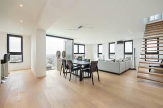 Een penthouse met panoramisch uitzicht over de skyline van Antwerpen. <br /><br />De ruime, open leefruimte baadt in natuurlijk licht dankzij de vele ramen die het licht door elke hoek laten stromen. <br /><br />Het penthouse beschikt over een riante slaapkamer met aanpalende badkamer. Hier vindt u zowel een stijlvol vrijstaand bad als een ruime inloopdouche, perfect voor ultieme ontspanning. Daarnaast is er een tweede slaapkamer én een derde multifunctionele ruimte die momenteel dienstdoet als kantoor, maar eenvoudig kan worden omgevormd tot een tweede slaapkamer, ideaal voor gasten of als extra leefruimte. Een extra badkamer, voorzien van een moderne douchekamer, biedt extra comfort en privacy. <br /><br />Mogelijkheid tot het aankopen van autostaanplaats aan 50.000 EUR/stuk.