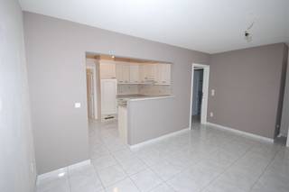 Kraaknet en geschilderd appartement met twee slaapkamers gelegen op de gelijkvloerse verdieping van een kleinschalig gebouw met slechts twee appartementen.<br />Dit appartement omvat verder een inkomhal met gastentoilet, leefruimte met open keuken, wasplaats, badkamer met douche en bad en een ruim zongericht terras.<br />In de huurprijs is tevens een garage en een autostaanplaats inbegrepen.<br /><br />De verwarming geschiedt door accumulatiekachels die zich opladen via het nachttarief.<br />Gelegen op fietsafstand van het centrum en op wandelafstand van het station van Booischot.<br />Geen gemeenschappelijke kosten te betalen, de eigenaar geeft de voorkeur aan potentiële huurders zonder huisdieren.<br />Beschikbaar om te wonen vanaf 1 juli 2026!!<br /><br />Voor meer info bel 0473 33 33 33 of mail philip@wijns.be.