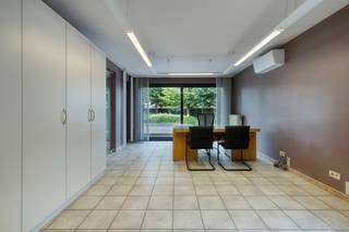 Deze multifunctionele gelijkvloerse ruimte van ca. 86m² te Roeselare is voorzien van een open kantoorgedeelte van ca. 40m², 2 afzonderlijke kantoren, een vergaderruimte, kitchenette en een berging. <br /><br />Er is een parkeerplaats inbegrepen in de prijs. Daarnaast zijn er voldoende parkeermogelijkheden voor medewerkers of klanten. <br /><br />Dit pand kan onderhevig zijn aan de renovatieverplichting die door de Vlaamse overheid wordt opgelegd voor niet-residentiële gebouwen. Consulteer voor meer informatie de website van het Vlaams Energie- en Klimaatagentschap via https://www.energiesparen.be/nr/renovatieverplichting.<br /><br />Bent u op zoek naar bedrijfsvastgoed bestaande uit een kantoor- of praktijkruimte te koop in Roeselare? Neem contact op met Xan via 0477 56 02 71 - xan.debaenst@dewaele.com<br /><br /><br /><br />Bestuursmaatregelen in het maatregelenregister: nee