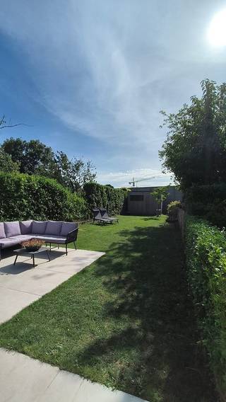 Prachtig afgewerkte instapklare herenwoning te koop in Kortrijk!<br /><br />Meer info terug te vinden op: https://godfrieddevreeselaan25.netlify.app/<br /><br />225 m² wooncomfort <br /><br />Bezoekdag zondag 27 september.<br /><br />Op zoek naar een woning waar kwaliteit, ruimte en comfort perfect samenkomen? Deze exclusieve woning is tot in de kleinste details afgewerkt. Hier hoef je alleen nog je koffers uit te pakken.<br /><br />✨ **Troeven van deze unieke woning:**<br />✔️ 225 m² bewoonbare oppervlakte<br />✔️ 4 ruime slaapkamers<br />✔️ 3 badkamers<br />✔️ 4 toiletten<br />✔️ Volledig uitgeruste, moderne keuken met zicht op de tuin <br />✔️ Volledig onderkelderd met doorgang naar de tuin<br />✔️ Vloerverwarming<br />✔️ Sfeervolle gashaard<br />✔️ Prado verlichting en ventilatie<br />✔️ Energiezuinig **E-peil 60**, 14 zonnepanelen <br />✔️ Ruime, perfect aangelegde zuidgerichte tuin<br />✔️ Verwarmd zwembad met warmtepomp om volop van de zomer te genieten<br />✔️ Volledig afgewerkt en ingericht tuinhuis<br />✔️ Screens aan de achterzijde van de woning<br />✔️ Hoogwaardige afwerking met oog voor elk detail<br /><br />Van de stijlvolle leefruimtes tot de prachtig aangelegde tuin: alles straalt kwaliteit, luxe en comfort uit. Een woning waar je jarenlang zorgeloos kunt wonen en genieten.<br /><br />📍 **Aan het begin van Pius X wijk, Kortrijk**<br />💰 **Richtprijs: €799.000**<br /><br />