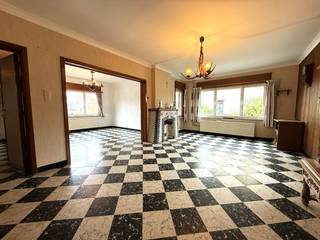 Centraal gelegen in Tielt (Tielt-Winge) vinden we deze ruime gezinswoning met bijhorend magazijn terug. Deze eigendom biedt een unieke kans voor wie wonen en werken wil combineren of gewoon op zoek is naar een eigendom met enorm veel mogelijkheden. De woning vraagt een grondige renovatie en valt onder de renovatieverplichting (EPC-label F), maar vormt daardoor het ideale project voor wie een thuis volledig naar eigen smaak en comfort wil inrichten.<br /><br />Op het gelijkvloers komt u binnen via de inkomhal die toegang biedt tot de gezellige woonkamer, een aparte eetkamer en een tweede woonkamer die flexibel kan worden ingericht als speelkamer, bureau of extra zithoek. De keuken sluit praktisch aan en achteraan bevindt zich een bergruimte met apart toilet en douche, die eenvoudig kan worden omgevormd tot een tweede badkamer. Daarnaast is er nog een aparte wasruimte voorzien, wat de indeling extra praktisch maakt.<br /><br />Op de verdieping zijn er maar liefst vijf ruime slaapkamers die garant staan voor voldoende slaap- en leef comfort. Twee bijkomende ruimtes kunnen perfect worden ingericht als dressing of bureau. De badkamer is uitgerust met een ligbad en toilet. Verder beschikt de woning over een droge kelder van circa 12 m² en een ruime zolder die bereikbaar is via een klapluik en zich bijna over de volledige bovenverdieping uitstrekt. <br /><br />Achter de woning vindt u een magazijn van ongeveer 235 m², momenteel opgedeeld in drie compartimenten maar kan ook volledig opengetrokken worden, ideaal voor wie extra opslagruimte of een werkplaats nodig heeft. Achter het magazijn zijn bovendien nog verschillende berghokken en overdekte ruimtes aanwezig, wat dit eigendom bijzonder interessant maakt voor zelfstandigen, ondernemers of hobbyisten die nood hebben aan veel ruimte. Het magazijn is goed bereikbaar door de toegangspoort naast de woning. <br /><br />Kortom, deze woning met magazijn biedt een zee aan mogelijkheden voor wie op zoek is naar ruimte, potentieel en de kans om een eigen stempel te drukken op zijn nieuwe thuis.<br /><br />Kom dit eigendom samen met ons ontdekken en contacteer Dupont Vastgoed voor meer informatie op 0471 91 88 46.