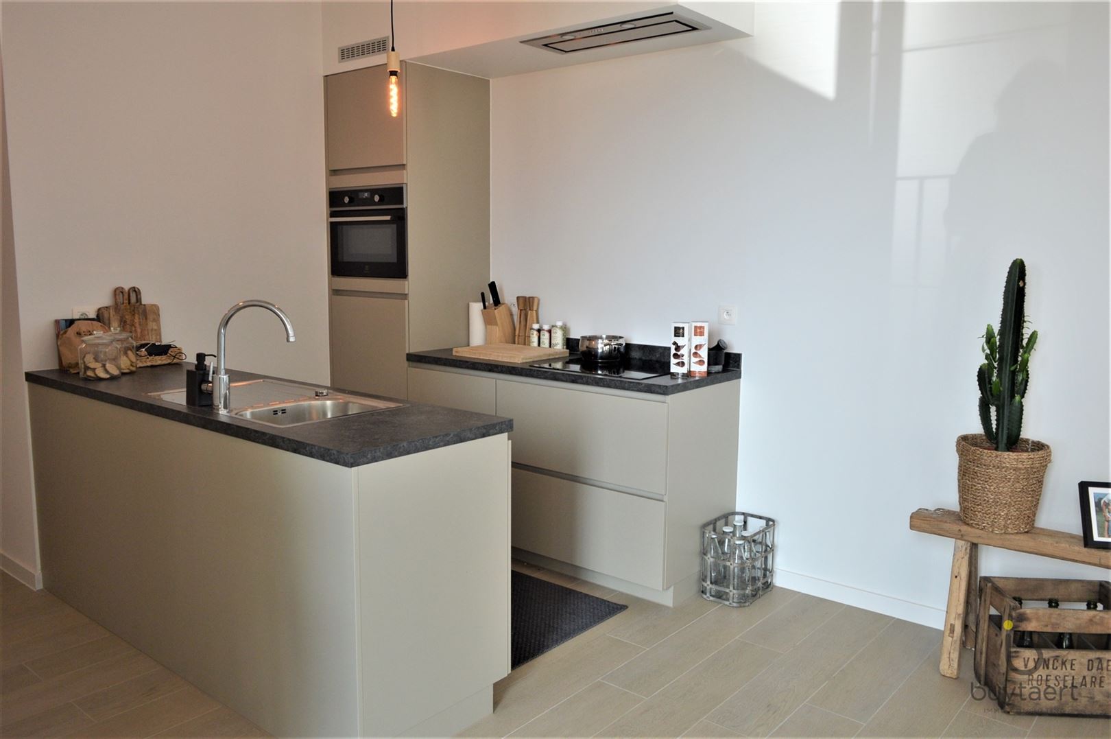 Frontaal waterzicht vanuit dit lumineuze recente appartement met terras! - foto 5