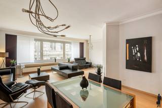 Gelegen in de Bourlastraat, één van de meest gegeerde straten in het historische centrum van Antwerpen, bevindt zich dit uitzonderlijk ruime appartement op de tweede verdieping van een verzorgd gebouw met lift.<br /><br />U woont hier recht tegenover de Nationale Bank, omringd door statige architectuur, kwalitatieve horecazaken en winkels. Alles ligt op wandelafstand, waardoor u geniet van het bruisende stadsleven met maximaal comfort.<br /><br />Het gebouw is zeer goed onderhouden. Het dak en de lift zijn vernieuwd en er zijn geen grote kosten gepland.<br /><br />Indeling<br /><br />Via de lift bereikt u het appartement op de tweede verdieping. Bij het binnenkomen valt meteen het aangename ruimtegevoel op, dankzij de hoge plafonds en brede gevel. De uitzonderlijk ruime leefruimte is zuidgericht en geniet van veel natuurlijk licht. Bovendien is de leefruimte voorzien van airconditioning.<br /><br />De volledig uitgeruste keuken beschikt over bijzonder veel kastruimte en werkoppervlak. Ze is goed onderhouden en biedt mogelijkheden voor wie graag een eigen, hedendaagse toets toevoegt. Vanuit de keuken is er toegang tot een klein terras.<br /><br />Verder zijn er twee zeer ruime slaapkamers. De master bedroom bevindt zich aan de achterzijde en geniet van optimale rust. De tweede slaapkamer is eveneens een ruime, volwaardige slaapkamer.<br /><br />Extra troeven: <br />Zuidgerichte leefruimte,<br />Hoge plafonds<br />Airconditioning in de leefruimte<br />EPC B<br />Goed onderhouden gebouw <br />Kelderberging aanwezig