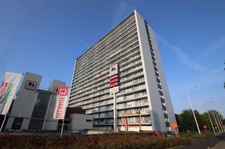 Deze studio beschikt over een inkomhal (met 2 bergkasten), een leefruimte met een aparte slaaphoek, een keuken, een badkamer (met lavabomeubel, toilet en een bad met douchemogelijkheid) én een lang terras.<br />En er hoort ook een kelder bij.<br /><br />De keuken en de badkamer zijn recentelijk vernieuwd.<br />En de elektrische installatie is conform én het asbestinventarisattest vermeldt dat de studio (en de kelder) asbestveilig is!<br /><br />Het betreft een heel goed onderhouden gebouw. Zo zijn er recentelijk verschillende renovatiewerken uitgevoerd: vernieuwd dak (geïsoleerd volgens de laatste isolatienormen), gehele terrasrenovatie, brandbeveiliging &amp; inkomverfraaiing.<br />Er zijn 3 liften beschikbaar waarvan 1 grote verhuislift.<br /><br />En de gemeenschappelijke kosten in dit gebouw zijn beperkt. Deze bedroegen volgens de recentste afrekening (van het jaar 2024) voor dit appartement gemiddeld € 146 per maand en dat is INCLUSIEF het waterverbruik én de verwarming van het appartement!<br /><br />Er is een grote, openbare parking aan de voorkant van het gebouw. Het afvalbeheer gebeurt buiten door afsluitbare sorteerbollen.<br /><br />Door de ligging, aan de buitenring van Leuven, is de studio heel goed bereikbaar.  Verschillende buslijnen houden halt in de onmiddellijke omgeving, vlakbij zijn er 2 warenhuizen het Leuven-centrum is gemakkelijk te voet bereikbaar. Bovendien is de studio gelegen tússen de KUL-faculteiten in Heverlee (UCLL en Arenberg) en deze bínnen de ring.<br /><br />Vrij van bewoning, dus vrij bij akte!<br />Ideaal om te verhuren of als huisvesting voor uw studerende kinderen.<br /><br /><em>Bezichtigen na telefonisch contact op 016 23 44 16 aub; dat spreekt het makkelijkst af. Bedankt.<br />VIEWINGS ONLY AFTER CALLING US ON 016 23 44 16 during office hours (not by email please, thx).</em>