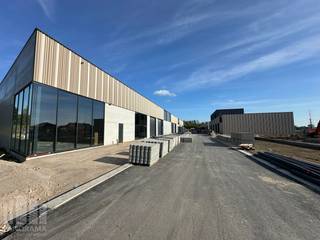 Nieuwbouw KMO-unit te koop met een oppervlakte van 360 m² en 4 privatieve parkeerplaatsen.<br />De lood maakt deel uit van <strong>“Apollo”</strong>, een gloednieuw KMO-project bestaande uit diverse multifunctionele units, waaronder enkele met kantoorverdieping.<br />Deze ontwikkeling ligt op <strong>minder dan 2 km</strong> van het op- en afrittencomplex van de <strong>E17 te Waregem</strong> – een absolute <strong>toplocatie</strong> voor ondernemers die belang hechten aan bereikbaarheid in een bedrijvige regio.<br /><br />De casco magazijnruimtes (brandklasse C) zijn opgebouwd uit een duurzame staalstructuur met combinatie van geïsoleerde betonpanelen. Ze beschikken over een <strong>vrije hoogte van 6 meter</strong>, wat zorgt voor een optimaal gebruik van de ruimte. Elke unit is standaard uitgerust met een <strong>automatische sectionale poort</strong> (4 m B x 4,2 m H) met aparte toegangsdeur en grote glaspartij, een lichtstraat met geïntegreerde RWA-koepel en een slijtvaste <strong>polybetonvloer </strong>(1T/m²). Tevens beschikt elke unit over een individuele regenwaterput van 15.000L.<br /><br />Per unit zijn er<strong> privatieve parkeerplaatsen voorzien</strong> (niet inbegrepen in de verkoopprijs). De loodsen zijn ideaal voor uiteenlopende doeleinden zoals atelier, opslag en distributie.<br /><br />De middelenverbintenis met betrekking tot de oplevering van blok 4 is gepland voor <strong>eind 2027</strong>. Grijp nu je kans en investeer in een toekomstgerichte werkomgeving op een toplocatie!<br /><br /><span><span>Contacteer <strong>PANORAMA B2B</strong> voor bijkomende (technische) inlichtingen, plannen of een vrijblijvend <strong>plaatsbezoek 056 222 256.</strong></span></span>