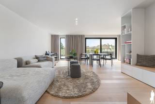 <p>Ruim exclusief (217m²) en energiezuinig villa-appartement met 3 tot 4 slaapkamers, een dressing, 2 badkamers en ruim zonneterras.<br /><br />BESCHRIJVING:<br />Bent u op zoek naar een recente, instapklaar appartement met hoogwaardige afwerking, drie slaapkamers, twee badkamers en een uitzonderlijk ruim (zonne) terras? Dan zal dit prachtig appartement u ongetwijfeld weten te bekoren.<br />Dit ruim (217m²) energiezuinig villa-appartement combineert hedendaags wooncomfort met een doordachte indeling, kwalitatieve materialen en een aangename lichtinval dankzij de grote raampartijen.<br /><br />INDELING:<br />Via de inkomhal op het gelijkvloers bereikt u de eerste verdieping waar zich de leefruimte bevindt. Hier geniet u van een ruime woonkamer met aansluitende eetruimte en een volledig uitgeruste open keuken met kookeiland. De grote schuiframen zorgen voor een overvloed aan natuurlijk licht en bieden directe toegang tot het ruime terras van ca. 32 m², waar u in alle rust kunt genieten van het open en groene uitzicht. Aansluitend aan de keuken bevindt zich een praktische berging die voldoende ruimte biedt voor extra opslag en technieken.<br /><br />Verder beschikt deze verdieping over een ruime slaapkamer met aansluitende dressing (hier kan ook makkelijk een 4de slaapkamer van gemaakt worden (aparte ingang reeds voorzien), een stijlvolle badkamer uitgerust met ligbad, dubbele wastafel en inloopdouche, een afzonderlijk gastentoilet en een royale nachthal.<br /><br />De tweede verdieping omvat twee tot drie (afhankelijk van uw behoefte) bijkomende slaapkamers, ook ideaal als logeer- of bureauruimte. <br />Daarnaast bevindt zich hier een tweede moderne badkamer met inloopdouche en wastafel, evenals een afzonderlijk toilet.<br /><br />Dankzij de recente bouw (BJ 2022), de kwalitatieve afwerking en de doordachte indeling vormt dit appartement de ideale combinatie tussen ruimte, comfort en energiezuinig wonen op een rustige locatie in Sint-Katelijne-Waver/Mechelen. <br />Het appartement bevindt zich op een boogscheut van Mechelen centrum en heeft een prima verbinding via verscheidene uitvalswegen.<br /><br />Wenst u meer info en/of een bezoek ter plaatse? Aarzel niet en contacteer onze vastgoedverantwoordelijke via het nummer 015 70 70 00 of mail naar keerbergen@deboerenpartners.be.<br /><br /><strong>Bijzonderheden:</strong><br />Kleine VME (slechts 2 woonentiteiten)<br />lage gemeenschappelijke kosten<br />Ruime lichtvolle leefruimte door grote raampartijen.<br />4 slaapkamers (mogelijkheid tot 3 slaapkamers en een dressing)<br />Gebruik van kwalitatieve materialen (parket, vloeren,...)<br />Ruim zonneterras van ca. 32 m²<br />2 autostaanplaatsen inbegrepen<br />Energiezuinig: A-Label - E11 - 16 kWh/m² (vloerverwarming)<br />Voldoende bergruimte aanwezig<br />Veel natuurlijke lichtinval</p>