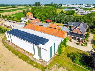 Stap binnen in een levend stukje geschiedenis: de indrukwekkende Beurtepachthoeve. Deze voormalige pachthoeve van de Guldenbergabdij ademt de authenticiteit van de 13e eeuw en straalt nog steeds een zeldzaam en uitzonderlijk karakter uit.Gelegen op een domein van maar liefst 10.000 m² en met een imposante bebouwde oppervlakte van circa 1.600 m², wordt de hoeve omarmd door prachtige, weidse vergezichten.Dit unieke pand combineert een perfect landelijke ligging met een vlotte bereikbaarheid. Het geheel omvat een authentiek woonhuis (met kelder, gelijkvloers en verdieping), diverse stallingen en bergruimtes, een grote loods van circa 600 m² en uitgestrekte landerijen.Dit historische domein biedt verschillende ontwikkelings- en herbestemmingskansen: gezinswoning, landbouwproject of toeristische invulling. Extra hectaren kunnen worden besproken. Een uitzonderlijke eigendom voor wie houdt van ruimte, karakter en geschiedenis.Bent u op zoek naar bedrijfsvastgoed bestaande uit een magazijn met woning te koop in Sint-Eloois-Winkel? Aarzel dan niet om ons te contacteren op het nummer 051 21 22 23.