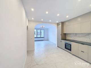 Bij het betreden van dit volledig gerenoveerde appartement wordt u verwelkomd in een stijlvolle inkomhal met een elegante, afgeronde deuropening.<br />Direct aan de inkom bevindt zich een bureauruimte met parketlaminaat en een gloednieuw raam, ideaal voor thuiswerk of studeerplek.<br />Verderop komt u in de ruime, open keuken die is afgewerkt met grote keramische tegels (120x120) en sfeervolle verlichting. De keuken is uitgerust met een ruime koelkast, vriesvak, inductiekookplaat en een luxueus marmeren werkblad met een composieten spoelbak.<br />Het aangrenzende loungegedeelte ligt aan de straatzijde en beschikt over nieuwe ramen met hoogrendementsglas en voldoende stopcontacten, wat het tot een comfortabele en leefruimte maakt. De badkamer is volledig vernieuwd en voorzien van moderne stalen kranen, keramische wand- en vloertegels, een hangtoilet, een prachtige inloopdouche met thermostatische kraan en ledspiegel met touchfunctie. Achteraan bevinden zich twee lichtrijke slaapkamers, (12m² en 9m²) beiden afgewerkt met parketlaminaat en voorzien van voldoende stopcontacten.<br />P en G score C. <br /><br />Pluspunten: conform elektriciteitsattest, asbestveilig, EPC-label C, aparte nutsvoorzieningen, nieuwe condensatieketel, geen vaste kosten en geen syndicus. Mooie huuropbrengst (1300 euro/ maand)