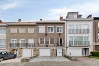 <p>immo DAVID stelt voor: bel-étagewoning in rustige en gegeerde buurt van Dilbeek</p>
<p>Ontdek deze praktisch ingedeelde, ruime en lichtrijke 2-gevelwoning van het type bel-étage met EPC D, waardoor deze woning niet onder de renovatieplicht valt. Bij binnenkomst word je verwelkomd in een ruime inkomhal van 15 m² met vestiaire. Op het gelijkvloers bevindt zich bovendien een bureau van 8 m², ideaal als thuiswerkplek of hobbyruimte. Dankzij de inpandige garage en extra staanplaatsen is parkeren bijzonder praktisch.</p>
<p>Op de eerste verdieping treft men de ruime woonkamer van 39 m² met aansluitende keuken van 6 m² – een gezellig leefniveau met veel lichtinval. De tweede verdieping telt drie slaapkamers van 18 m², 13 m² en 8 m² en een badkamer met ligbad. De grote troef is de inrichtbare zolder van 40 m², waar nog twee extra slaapkamers mogelijk zijn. Ook de tuin van ± 160 m² biedt een aangename buitenruimte.</p>
<p>De woning combineert rust met uitstekende bereikbaarheid. Op wandelafstand vind je buslijnen zoals R10 en 166. Kinderboerderij Neerhof ligt dichtbij, net als winkels, scholen en horeca in Dilbeek en Groot-Bijgaarden. Snelle aansluiting op de R0/E40 richting Brussel en Antwerpen.</p>
<p>Kortom, een instapklare en veelzijdige woning op toplocatie – ideaal voor gezinsleven en comfort.<br /><br /></p>
<p>Bestuursmaatregelen in het maatregelenregister: in aanvraag.</p>
