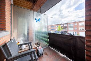 Bent u op zoek naar een instapklaar appartement met 2 slaapkamers en terras? Dan stellen wij graag dit appartement op de 1ste verdieping zonder lift in een klein gebouw aan u voor!<br />Indeling:<br />U komt binnen in de centrale inkomhal die doorgang geeft aan de woonkamer (28m²) vooraan. Aanpalend aan de woonkamer is er de keuken (7m²) met kookplaat, dampkap, dubbele spoelbak, koelkast, diepvriezer en aansluiting voor een wasmachine. Centraal is er de badkamer (4m²) met ligbad, toilet en lavabo. Achteraan zijn er twee slaapkamers (14m² en 9m²).<br />Vooraan is er een leuk terrasje van 3m².<br /><br />Energiezuinig wonen dankzij EPC label B dankzij dakisolatie, dubbel hoogrendements beglazing en een nieuwe HR condensatieketel (2025).<br />Ligging:<br />Het appartement is gelegen in een aangename en goed bereikbare omgeving. Winkels, scholen en openbaar vervoer bevinden zich in de nabije omgeving, terwijl ook de belangrijkste verbindingswegen richting Antwerpen en de omliggende gemeenten vlot bereikbaar zijn.<br />Pluspunten: <br />- Elektrische keuring is conform<br />- Grote privatieve kelderberging <br />- Uiterst centrale ligging<br />- EPC met label B<br /><br />Voor meer informatie of een bezichtiging kan u One vastgoed steeds bereiken op volgend nummer 03 360 85 30.