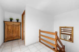 <p><strong>Ruime halfopen bebouwing in Nossegem, nabij het station en alle dagelijkse voorzieningen.</strong><br /><br />Deze woning uit 1994 combineert een praktische indeling met een gunstige ligging in een residentiële woonomgeving nabij scholen, openbaar vervoer en het station van Nossegem. Dankzij het EPC-label B geniet u van een energiezuinige woning met interessante toekomstperspectieven. Met vijf slaapkamers, drie badkamers en meerdere leefruimtes biedt deze woning heel wat mogelijkheden voor grote gezinnen of wie op zoek is naar een ideale investering. De tuin van 160 m² zorgt voor extra buitenruimte om in alle rust te genieten. Bovendien beschikt de woning over garages en parkeerplaatsen, wat extra comfort biedt.<br /><br /><u><strong>Belangrijkste ruimtes:</strong></u><br />• Ruime woonkamer (35 m²) met veel lichtinval<br />• Extra woonkamers van 24 m² en 26 m²<br />• Keuken (8 m²) met praktische indeling<br />• 5 slaapkamers van 10 m², 12 m², 12 m² en 13 m²<br />• 3 badkamers van 4 m², 4 m² en 5 m²<br />• Inkomhal en verschillende hallen met vlotte circulatie<br />• Berging (6 m²)<br />• Tuin van 160 m²<br />• 2 garages van telkens 18 m²<br />• Parkeerplaats aanwezig<br /><br /><u><strong>Troeven:</strong></u><br />• EPC-label B: energiezuinig wonen<br />• Ideale investering dankzij de ruime indeling en mogelijkheden<br />• Nabij station Nossegem, scholen en openbaar vervoer<br /><br />Meer informatie of een bezoek met Nicolas Geeraerts? Contacteer ons via +3223351115<br />JOUW DROOMHUIS. ZO GEVONDEN!</p>