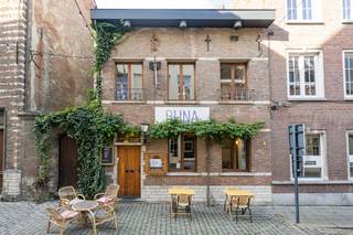 Horecagelijkvloers met Duplex in karaktervol pand vlakbij de Grote Markt van Lier. <br /><br /><br />Dit charmante handelspand vlakbij de Grote Markt van Lier heeft een topligging en combineert een horecagelijkvloers met een duplex woongedeelte. <br /><br />Op het gelijkvloers bevindt zich een horecaruimte van 99 m² met grote keuken en 2 toiletten. Het is toegestaan om een terras van 12 m² te zetten in de voetgangerszone vlak voor de gevel en naast de gevel van het Vleeshuis. Het woongedeelte is bereikbaar via de trap in de horecaruimte, maar er is een vergunning goedgekeurd om een aparte inkom te voorzien. In het steegje naast de woning is nog extra opbergmogelijkheid.<br /><br />Op verdiepingen 1 en 2 bevindt zich het gerenoveerde woongedeelte met privé terras. Verdieping 1 bedraagt 83.50 m². Hier bevinden zich de leefruimte, keuken, toilet, wasruimte, een slaapkamer en een terras. <br />Verdieping 2 bedraagt 34 m² en ligt onder de hoge nok met originele houten balken. Hier bevinden zich nog een grote slaapkamer, een grote badkamer met bad en inloopdouche en nog een apart toilet. <br /><br />Centrale verwarming is aanwezig en de ramen zijn van dubbel glas. Zowel schuin als plat dak zijn geïsoleerd. Het plat dak is gerenoveerd in augustus 2024. Het schuine dak is langs binnen gerenoveerd in 2018-2019. Elektriciteit werd gekeurd in 2019.<br /><br />Een grote troef is de doodlopende straat, waardoor er geen verkeer komt. Klanten die op het terras zitten, ervaren geen verkeershinder of lawaai. <br /><br />Het gebouw is geen erfgoed, dus er zijn mogelijkheden om aanpassingen te maken. <br /><br /><br /><br />