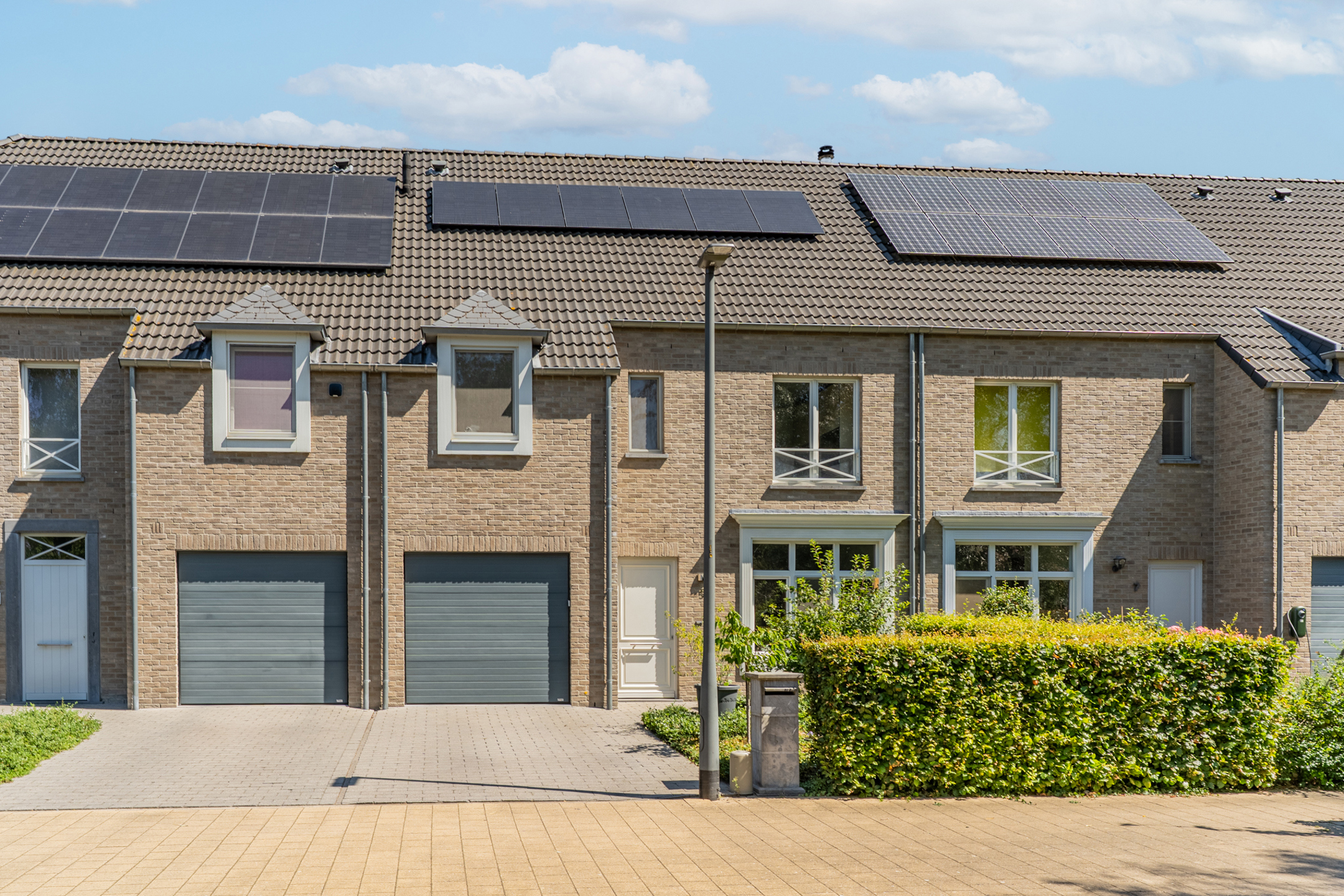 Ruime, recent gebouwde gezinswoning met 4 slaapkamers, inpandige garage en mooie stadstuin  - foto 2