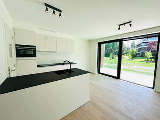 <p><strong>Nieuwbouwappartement met staanplaats te huur in Roeselare </strong></p>

<p>Ontdek dit recent gebouwde, energiezuinige appartement in Roeselare, perfect gelegen in een rustige buurt met vlotte bereikbaarheid.</p>

<p><strong>Indeling:</strong></p>

<ul><li>
	<p>Ruime inkomhal</p>
	</li><li>
	<p>Apart gastentoilet</p>
	</li><li>
	<p>Praktische berging</p>
	</li><li>
	<p>Open, volledig uitgeruste keuken</p>
	</li><li>
	<p>Lichtrijke leefruimte met zicht op het terras en de gemeenschappelijke tuin</p>
	</li><li>
	<p>2 comfortabele slaapkamers</p>
	</li></ul>

<p><strong>Extra troeven:</strong></p>

<ul><li>
	<p>Terras met tuinzicht</p>
	</li><li>
	<p>Inclusief privéstaanplaats</p>
	</li><li>
	<p>Syndic kosten: €50/maand</p>
	</li><li>
	<p>Totale huurprijs: €950/maand (incl. staanplaats en syndic)</p>
	</li></ul>

<p>Dit appartement combineert modern wooncomfort met een uitstekende ligging. Ideaal voor wie op zoek is naar rust, ruimte en gemak.</p>
<strong>Interesse?</strong> Klik hier! https://mijnhuurprofiel.be/property/e40e6f77-7797-450b-9587-f7b769518fde