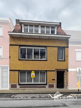 Ruime STADSWONING (218m² woonopp.) met 5 slaapkamers (extra kamers mogelijk) en tuin met fietsen-uitweg in het CENTRUM van ROESELARE Gelijkvloers :...