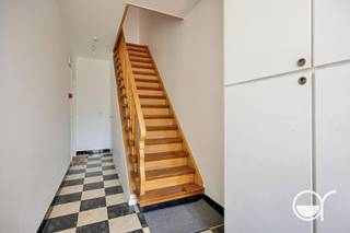 Dit lichtrijke tweeslaapkamerappartement bevindt zich op de eerste verdieping op wandelafstand van het station Gent-Sint-Pieters.<br /><br />Bij het binnenkomen komt u in de inkomhal, die toegang geeft tot de verschillende ruimtes van het appartement. De hal leidt naar de ruime en lichtrijke leefruimte, met aansluitend de keuken. Het appartement beschikt verder over twee slaapkamers, gelegen aan de achterzijde. Eén van de slaapkamers biedt bovendien rechtstreeks toegang tot een terras met zicht op het groen, een aangename plek om in alle rust te genieten. Verder is er een badkamer uitgerust met een douche, lavabo en toilet. Het appartement beschikt bovendien over een geldig conformiteitsattest.<br /><br />De ligging vormt een belangrijke troef. Het appartement bevindt zich op wandelafstand van Gent-Sint-Pieters, waardoor trein, tram en bus vlot bereikbaar zijn. Ook met de wagen is de locatie uitstekend bereikbaar en in de directe omgeving is er ruim voldoende parkeergelegenheid.<br /><br />Heeft u interesse? Plan uw bezoek in via onze website koningfabiolalaan60.rosseel.be of telefonisch op het nummer 0476700933.<br /><br />Indien meerdere keren de vraagprijs wordt geboden, behoudt de eigenaar zich het recht om eventueel onder gesloten enveloppe te laten bieden door degenen die de vraagprijs boden.