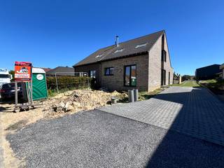 Super energiezuinige HALF OPEN BEBOUWING met VEEL LICHTINVAL. Ze wordt volledig instapklaar afgewerkt naar EIGEN KEUZES !<br />390m² grondoppervlakte en heerlijk ZONGERICHT terras met mooie TUIN! Achteraan privé parkeerplaats met hekken!<br />3 slaapkamers, waarvan 1 op het gelijkvloers en 1 super grote met dressingmogelijkheid !<br />9x zonnepalenen van 445W + lucht-water WARMTEPOMP BUDERUS !<br />Kortom, deze prachtige nieuwbouwwoning in Zottegem is de ideale plek om te wonen. Met alle comfort, luxe en ruimte die u zich maar kunt wensen, kunt u hier heerlijk genieten van het leven.<br />Meer info op www.JUNOvastgoed.be met download zoals plannen, studiefiche EPB, ...
