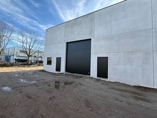Op een strategische en vlot bereikbare locatie in Evergem bevindt zich deze nieuwbouw KMO-unit met een oppervlakte van 406 m².De unit is ideaal als...