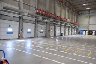 <strong>Hoogstapelmagazijn met 12 laadkades </strong>in industrie <strong>Terbekehof</strong> te <strong>Wilrijk</strong>. Op een afgesloten omheind terrein van 20.000m2 bevindt zich dit high-end distributie centrum, toegankelijk via automatische poorten. Het magazijn volledig uitgerust met <strong>sprinklerinstallatie </strong>en <strong>CCTV </strong>bewaakt en <strong>fotovoltaïsch systeem </strong>op het dak. Strategisch gelegen aan de <strong>A12 </strong>te Wilrijk, met gemakkelijke toegang naar Antwerpen, Brussel en de Antwerpse Ring. Parkeergelegenheid op het terrein zelf.