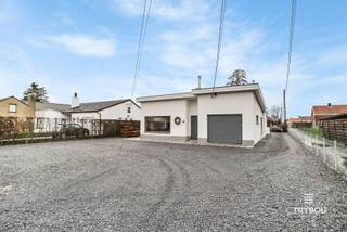 Op zoek naar een woning waar rust en een centrale ligging perfect samenkomen? Dan is deze verzorgde woning zeker een bezoek waard. <br /><br />De woning bestaat uit:<br />Riante inkomhal - lichtrijke leefruimte - aansluitende, uitgeruste leefkeuken - nachthal - gastentoilet - badkamer met wastafel en inloopdouche - 2 ruime slaapkamers - berging/extra slaapkamer - garage met automatische sectionaalpoort - ruime leefveranda - berging/extra slaapkamer.<br /><br />Centrale verwarming met radiatoren - recent geïsoleerd dak (12cm PUR) met EPDM - nieuwe ramen met hogerendementsbeglazing in PVC (rolluiken).<br /><br />Onderhoudsvriendelijke tuin rondom de woning.<br /><br />📞 Interesse? Contacteer Thijs, Friedel of Nina:<br />📲 051 57 54 61<br />📧 thijs@grouptrybou.be | friedel@grouptrybou.be | nina@grouptrybou.be