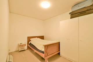 Welkom in deze halfopen bebouwing, ideaal gelegen in het centrum van Torhout, op wandelafstand van winkels, scholen en alle nodige voorzieningen.<br /><br />Bij het betreden van de woning komen we in een ruime inkomhal. Op het gelijkvloers bevinden zich twee volwaardige slaapkamers en een volledig uitgeruste badkamer, ingericht met oog op dagelijks comfort.<br /><br />De eerste verdieping herbergt de leefruimte, aangevuld met een extra slaapkamer en een tweede badkamer, wat deze woning bijzonder praktisch maakt voor gezinnen of co-housing.<br /><br />De zolderverdieping biedt tal van mogelijkheden en kan perfect dienen als bergruimte, hobbykamer of mits inrichting als extra slaapkamer.<br />De vermelde prijs is een richtprijs. Elk bod, hoger of lager dan deze prijs wordt voorgelegd aan de eigenaar, die zich het recht voorbehoudt om dit te aanvaarden of te weigeren.<br />Benieuwd naar de waarde van uw eigen woning?<br />Neem voorsprong met een vrijblijvende en gratis schatting via: www.residentievastgoed.be/gratisonlineschatten