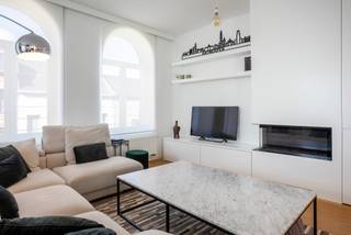 <p>Hoogwaardig afgewerkt en prachtig gemeubelde duplexpenthouse van ca 125 m² op de vierde en vijfde verdieping van een kleinschalige realisatie. <br /><br />Het appartement bevindt zich op een toplocatie, pal in de Riemstraat op het bruisende Zuid. De Kloosterstraat, Scheldekaaien en nieuwe Zuidpark bevinden zich op wandelafstand, alsook tal van restaurants, winkels en supermarkten.<br /><br />De leefruimte op parket kan genieten van een optimale lichtinval dankzij de grote raampartijen. De smaakvolle designkeuken met kookeiland is volledig uitgerust met uiterst kwalitatieve toestellen: gasvuur, koelkast, diepvries, wijnkoeler, vaatwasser, stoomoven en aparte heteluchtoven. Het werkblad in granietsteen maakt het geheel af.<br /><br />De leefruimte geeft toegang tot twee prachtige terrassen van samen ca 35 m².<br /><br />De ruime masterbedroom bevindt zich aan de rustige achterzijde en is voorzien van ingemaakte dressingkasten. Deze werd afgesloten van de leefruimte via een stijlvolle smeedijzeren deur en kan gebruikmaken van een badkamer met inloopregendouche en lavabomeubel.<br /><br />Eyecatcher in de leefruimte is de wenteltrap die toegang geeft tot de bovengelegen verdieping. Hier bevinden zich nog twee ruime slaapkamers. Deze delen een tweede badkamer met bad/douche combinatie, lavabo en toilet.<br /><br />Een praktische berging is voorzien van aansluitingen voor wasmachine en droogkast. Apart gastentoilet.<br /><br />Een dubbele cascade autostaanplaats (voor 2 wagens achter elkaar) en een kelderberging zijn reeds begrepen in de huurprijs.<br /><br />Gemeenschappelijke lasten: 120 Euro per maand.<br />Alle nutsvoorzieningen (gas, water en elektriciteit) zijn privé op te nemen door de huurder.<br /><br />Beschikbaar vanaf 1 juni 2026</p>