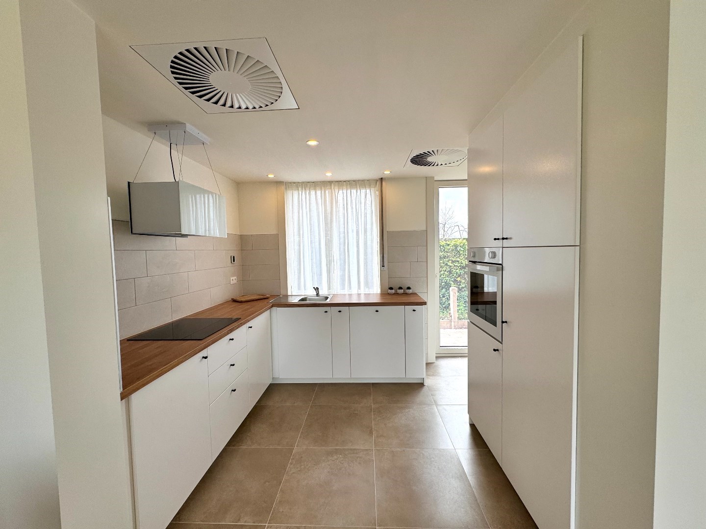 RECENT GERENOVEERDE WONING (2024) MET 4 SLPKS, 2 BADKAMERS EN TUIN - foto 3