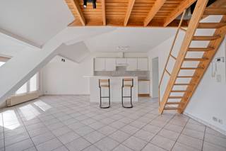 Dit ruime appartement in het centrum van Lennik biedt een standaard van comfort en kwaliteit. Het appartement beschikt over een totale bewoonbare oppervlakte van 73 m², veel lichtinval en een zeer gunstige EPC met label B. <br /><br />Indeling: <br />Woonkamer met open keuken (voorzien van toestellen), badkamer met bad/douche, slaapkamer en mezzanine. <br /><br />De locatie van het appartement is ideaal gelegen, met winkels, restaurants en openbaar vervoer op loopafstand. Daarnaast is er ook voldoende parkeergelegenheid in de buurt. <br /><br />Dit appartement in Lennik is de perfecte keuze voor wie op zoek is naar een comfortabele en energiezuinige woning op een centrale locatie.<br /><br />Voor meer info of bezoeken contacteer antony@woonkantoor.be of 0473/63.93.69