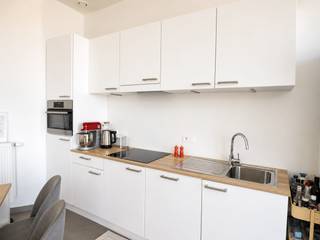 <p>Dit appartement van ca. 61 m² is gelegen op de zevende verdieping. Dankzij de centrale ligging en de nabijheid van belangrijke invalswegen geniet u van een uitstekende bereikbaarheid. Bovendien bevindt de bruisende Dageraadplaats, met haar ruime aanbod aan gezellige restaurants, cafés en terrassen, zich op wandelafstand.<br /><br />Via de inkomhal komt u terecht in de lichtrijke leefruimte met open keuken. De grote raampartijen zorgen voor een overvloed aan natuurlijk licht en bieden een prachtig uitzicht over de stad. De moderne, greeploze witte keuken is volledig uitgerust met kwalitatieve toestellen, waaronder een koelkast met vriesvak, een oven, een inductiekookplaat en een vaatwasser.<br /><br />De ruime slaapkamer, eveneens voorzien van een grote raampartij, beschikt over een ensuite badkamer met douche en lavabo. Verder is er een praktische berging met aansluiting voor een wasmachine en droogkast, evenals een apart gastentoilet.<br /><br />Een absolute meerwaarde is het schitterende gemeenschappelijke dakterras, waar u de hele dag door kunt genieten van de zon en een panoramisch uitzicht over Zurenborg en de Antwerpse skyline.<br /><br />Een private kelderberging is reeds begrepen in de huurprijs. een tweede kelderberging is optioneel bij te huren aan 50 Euro per maand.<br />Een autostaanplaats is bij te huren aan 150 Euro per maand.<br /><br />Gemeenschappelijke lasten: 80 Euro per maand.<br />De nutsvoorzieningen gas, water en elektriciteit zijn privé op te nemen door de huurder.<br />EPB nieuwbouw.<br /><br />Onmiddellijk beschikbaar.</p>