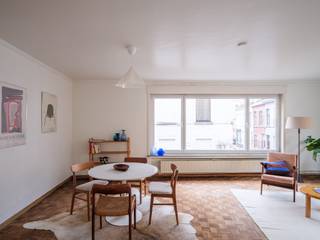<strong>Lichtrijk 2-slpk hoekappartement nabij de Coupure in centrum Gent.</strong><br /><br /><em>Voor meer informatie mail naar info@carloeggermont.be </em><br /><br /><em>Dit appartement vinden we terug op de eerste verdieping van een hoekgebouw gelegen op de kruising van de Twaalfkameren en de Johan Daisnestraat.</em><br /><br />Rustig gelegen op wandelafstand van de Kouter en de belangrijkste winkelstraten van het Gentse stadscentrum. De ideale uitvalsbasis en het ideale rustpunt te midden van het bruisende stadsleven.<br /><br />Via de lift krijgt men toegang tot het appartement op de eerste verdieping. Het appartement geniet een logische en praktische indeling. <br /><br />De inkomhal voorzien van gastentoilet geeft toegang tot de leef- en eetruimte die samen een lichtrijk geheel vormen dankzij dat de hoekligging en de daarbij horende raampartijen. In deze ruimte vinden we nog het origieneel parket. Aansluitend aan de eetplaats vinden we de keuken met een even praktische indeling en toegang tot een balkon. Achter de keuken is er nog een handige een bergplaats.<br /><br />De hal  van het appartement leidt naar twee aangename slaapkamers en de badkamer die voorzien is van een bad/douche en wastafel.<br /><br /><strong>Kortom, gelegen op deze toplocatie is dit de ideale investering voor zowel young professionals, investeerders of voor ouders van studerende kinderen.</strong><br /><br /><em>(Maandelijkse provisiekosten: € 116, verbruik gas/water collectief, privatieve kelderberging inbegrepen)</em>