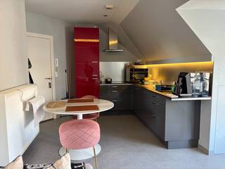 Dit aangename één slaapkamer appartement is gelegen in het centrum van Eeklo, op wandelafstand van winkels, horeca, openbaar vervoer en alle dagelijkse voorzieningen. <br /><br />Het appartement omvat een <strong>keuken </strong>met aansluitende <strong>open woonkamer</strong>, een <strong>slaapkamer </strong>en een <strong>afzonderlijke badkamer</strong>. De <strong>badkamer </strong>is uitgerust met een douche, toilet en badkamermeubel en beschikt bovendien over een aansluiting voor een wasmachine. <br /><br />Het appartement is beschikbaar vanaf 1 januari 2027. <br />Huurprijs: € 700 + € 100 voorschot water, verwarming en elektriciteit = € 800 per maand. <br />EPC: 170 kWh/(m² jaar) - label B. <br /><br />Interesse? Neem gerust telefonisch contact met ons op voor het maken van een afspraak. We zijn te bereiken op het nummer 09 330 61 04 of stuur een mail naar info@vastgoedminnaert.be.