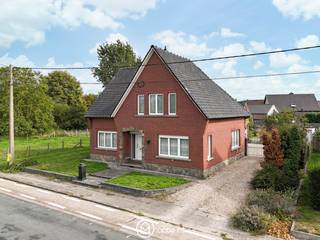 Ben je op zoek naar een woning te koop in Bilzen met veel ruimte en praktische mogelijkheden? Deze woning is gelegen te Eik 25 in Bilzen-Hoeselt. Een interessante woning voor wie graag voldoende woon- en bergruimte binnen handbereik heeft.<br /><br />Via de inkomhal kom je binnen in de woning. Hier bevindt zich de trap naar de eerste verdieping. Verder beschikt het gelijkvloers over een ruime leefruimte met veel lichtinval, een keuken met rechtstreekse toegang naar de tuin, een afzonderlijke eetplaats en badkamer met toilet, handenwasser en bad. Op het gelijkvloers is er ook een ruime slaapkamer een extra troef voor wie graag een kamer beneden heeft. Ze kan uiteraard worden ingericht als bureau, hobbykamer of speelkamer.<br /><br />Op het eerste verdiep bevindt zich de nachthal die toegang geeft tot twee ruime slaapkamers en een kinderkamer. Daarnaast is er via één van de slaapkamers toegang tot de grote zolderruimte. Deze zolderruimte kan nog verder worden ingericht tot slaapkamer of hobbyruimte. <br /><br />Buiten vind je een handige tuinberging met heel wat mogelijkheden voor opslag, tevens is er een handige garage. Ideaal voor wie extra plaats zoekt voor materiaal, fietsen, tuinspullen of andere benodigdheden.<br /><br />De woning is voorzien van een kelder, handig als extra voorraad- en bergruimte.<br /><br /><br /><strong>Troeven van deze woning</strong>
<ul>
<li>4 slaapkamers, waarvan 1 op het gelijkvloers</li>
<li>Ruime leefruimte en aparte eetplaats</li>
<li>Grote zolder die omgebouwd kan worden tot extra slaapkamers of een hobbyruimte</li>
<li>Grote buitenruimte met veel opslagmogelijkheden</li>
<li>Veel ruimte en een praktische indeling</li>
</ul>
<br />Deze gezinswoning te koop in Bilzen-Hoeselt biedt een interessante uitvalsbasis voor wie graag in Bilzen-Hoeselt woont. Je geniet er van de combinatie van een rustige woonomgeving. Winkels, scholen, horeca en andere dagelijkse voorzieningen zijn vlot bereikbaar.<br />Voor wie regelmatig onderweg is, is Bilzen-Hoeselt een aangename locatie dankzij de verbindingen richting onder meer Hasselt, Genk, Tongeren en Maastricht. Zo combineer je wonen in een gemoedelijke omgeving met een goede bereikbaarheid naar de omliggende steden.<br /><br />Wil je weten of deze woning te Eik 25 in Bilzen-Hoeselt bij jou past?<br />Ontdek de ruimtes en mogelijkheden tijdens een persoonlijke rondleiding.<br />Contacteer ons via mariek@optie-m.be of 011 23 11 01 en plan je bezoek.<br /><br />Wil je weten wat jouw eigen woning waard is? Ook daarvoor kan je ons via bovenstaande gegevens contacteren.
