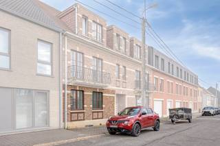 <p>Op het gelijkvloers van een rustig gelegen gebouw in de Lt Philippartstraat te Steenokkerzeel wacht dit instapklare appartement op jou. De ligging in een rustige zone, gecombineerd met de nabijheid van winkels, scholen, openbaar vervoer en invalswegen, maakt dit een plek waar wonen en leven moeiteloos samenkomen. Je stapt binnen in een gebouw met slechts twee verdiepingen, wat meteen al dat kleinschalige, huiselijke gevoel meegeeft.</p><p>Eenmaal binnen val je op hoe functioneel en overzichtelijk dit appartement is ingedeeld. De ruime woonkamer van 29 m² vormt het hart van de woning en biedt volop plaats om te ontspannen of te ontvangen. De ingerichte keuken van 7 m² sluit hier vlot op aan. Via de nachthal bereik je de twee slaapkamers, met een mooie 17 m² en een praktische 10 m², ideaal voor een gezin, thuiswerkplek of logeerkamer. De badkamer, voorzien van een bad, meet 7 m² en wordt aangevuld met een apart toilet. Een kelder van ruim 3 m² biedt extra bergruimte, terwijl het totale bewoonbare oppervlak van 87 m² zorgt voor een aangenaam gevoel van ruimte doorheen de hele woning.</p><p>Buiten geniet je van een terras van maar liefst 18,75 m², georiënteerd op het noordwesten, een heerlijke plek om buiten te vertoeven. Het gebouw is opgetrokken in 1987 met een stenen gevel en houten buitenschrijnwerk met dubbele beglazing. De individuele gasverwarming op radiatoren zorgt voor comfort doorheen de seizoenen, en dankzij de aanwezige videofoon en branddetectie woon je er ook veilig. Het EPC-label C bevestigt bovendien een degelijke energetische basis.</p><p>Een staanplaats in de ondergrondse garage kan bijkomend aangekocht worden aan € 17.000.</p><p>De combinatie van rust en bereikbaarheid maakt deze locatie bijzonder interessant: winkels, scholen, sportfaciliteiten, het station en invalswegen liggen allemaal binnen handbereik, zodat je nooit ver hoeft te reizen voor je dagelijkse bezigheden. Ben je benieuwd hoe dit appartement in het echt aanvoelt? Neem gerust contact op met ons kantoor om een bezoek in te plannen, dan ontdek je deze aangename thuis met eigen ogen.</p>