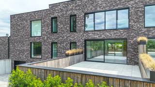 Deze ongewone woning triggert de zinnen : een volledig instapklare woning (spiksplinternieuw!) met een moderne afwerking en met op het gelijkvloers...