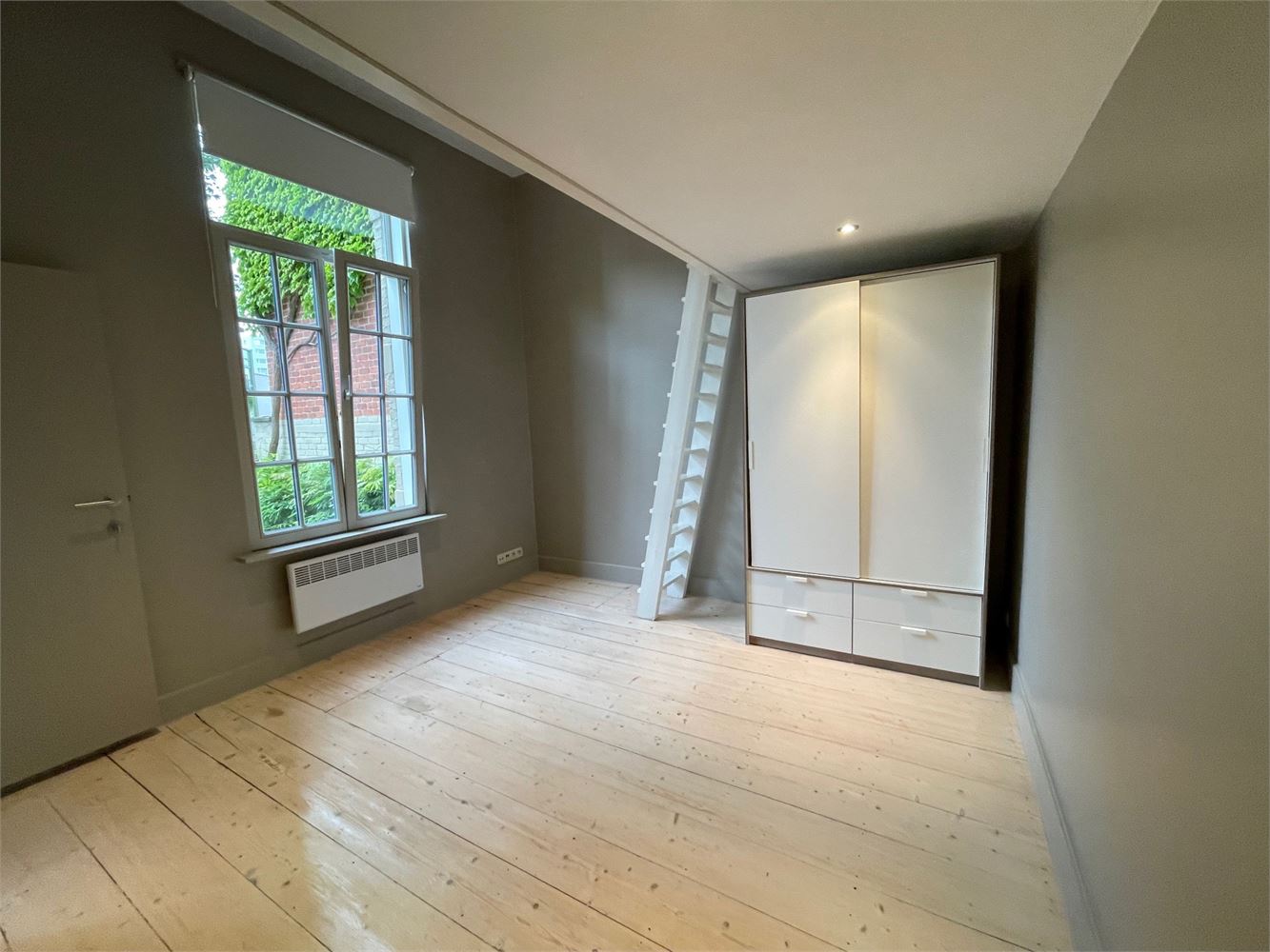 Recent vernieuwde studio met slaapmezzanine in herenhuis aan St-Pietersstation. - foto 2