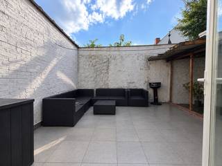 <p><br /><br />Deze veelzijdige eigendom biedt een mooie combinatie van aangenaam wonen en een interessante opbrengstmogelijkheid. De woning omvat twee ruime en lichtrijke leefruimtes, een volledig uitgeruste keuken, twee badkamers en drie slaapkamers. Verder beschikt de woning over een gezellige koer en een ruime zolder, die nog verschillende mogelijkheden biedt en bijvoorbeeld ingericht kan worden als extra slaapkamer, bureau of hobbyruimte.<br /><br />Een bijkomende troef is het ruime handelspand van ca. 235 m², dat momenteel wordt uitgebaat als slagerij en verhuurd is voor €1.300 inclusief btw per maand. Het handelspand beschikt bovendien over 10 private parkeerplaatsen, wat zorgt voor extra comfort voor klanten, bezoekers of personeel.<br /><br />Dankzij de combinatie van een ruime woning, een afzonderlijk handelspand met huurinkomsten en de aanwezige parkeergelegenheid, biedt deze eigendom verschillende mogelijkheden voor zowel eigen bewoning als investering.<br /><br />Kenmerken<br /><br />Perceeloppervlakte: 537 m²<br />Handelspand: ca. 235 m²<br />Handelspand momenteel verhuurd als slagerij<br />Huurprijs handelspand: €1.300 incl. btw/maand<br />10 private parkeerplaatsen bij het handelspand<br />Aanbouw gerealiseerd in 2018</p>