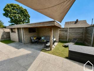 Bekijk zeker onze vastgoedvideo via deze link https://youtube.com/shorts/IMWQlCO_FZg?feature=share om een beter zicht te krijgen op de woning.<br /><br />Ligging<br /><br />Deze energiezuinige woning ligt in een doodlopende straat in een rustige woonwijk. U geniet hier van een aangename woonomgeving met weinig doorgaand verkeer. Met vier slaapkamers, twee badkamers, een ruime garage en een onderhoudsvriendelijke tuin biedt deze woning veel ruimte en comfort.<br /><br />Algemeen<br /><br />Deze future-proof woning combineert ruimte met energiezuinig wonen. Het EPC A-label, 10 zonnepanelen en een thuisbatterij van 10 kWh zorgen voor een laag energieverbruik.<br /><br />Indeling<br />Gelijkvloers<br /><br />Ruime inkomhal met toilet (13,35 m²), gelijkvloerse slaapkamer met on-suite badkamer met douche en lavabo (19,45 m²), leefruimte met mogelijkheid voor open haard (33 m²) en ingerichte open keuken (12,65 m²). Verder vindt u een ruime garage met automatische sectionale poort.<br /><br />Eerste verdieping<br /><br />De ruime nachthal geeft toegang tot drie slaapkamers van 18,15 m², 18 m² en 16,40 m². Daarnaast is er een dressing/bureau van 9 m² en een tweede badkamer met lavabo, douche en voorziening voor een bad.<br /><br />Zolder<br /><br />De dubbel geïsoleerde zolder van 50 m² is bereikbaar via een valtrap en biedt heel wat extra opbergruimte.<br /><br />Tuin<br /><br />De onderhoudsvriendelijke tuin beschikt over een terras van 29 m², een tuinberging van 9,35 m² en een terrasoverkapping van 11,75 m². Zo geniet u zowel binnen als buiten van praktisch wooncomfort.<br /><br />Troeven van deze woning<br /><br />EPC-label A: 56 kWh/m²<br />10 zonnepanelen van 420 Wp en thuisbatterij van 10 kWh<br />Regenwaterput van 15.000 liter en waterverzachter<br />Elektriciteit conform gekeurd<br />Elektrische rolluiken doorheen de woning<br /><br />Wilt u uw eigen woning verkopen en bent u benieuwd naar de waarde? Vraag uw gratis schatting aan. Bij Partners in Vastgoed begeleiden wij u persoonlijk en transparant bij iedere stap van uw verkoop.