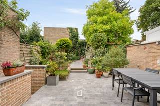 Home sweet home, this is a winner! In de rustige August Marcelstraat vind je deze energiezuinige, mooi onderhouden en knusse woning met ruime stadstuin en garage. Alle faciliteiten bevinden zich in de buurt en de Aalsterse Grote Markt ligt op wandelafstand. Maar ook de oprit van de E40 is vlakbij. 
Let’s make the tour! We beginnen bij de inkomhal met vestiaire en gastentoilet. Daarna stappen we de living binnen. Wat meteen opvalt? De overvloed aan ruimte en licht, met een prachtig zicht op de tuin, vanuit de eetkamer en bureelhoek en de gezellige zitput met houtvuur. Hier kan je vrienden en familie naar hartenlust entertainen. Verder is er een gerenoveerde keuken. Volledig uitgerust met kwalitatieve toestellen, voldoende kastruimte en vooral: veel plaats. Een droomplek waarin elke keukenprins of -prinses zich meteen thuis voelt. De grote droge kelder, uitgerust met garage, wasplaats, extra bergruimte en wellness-ruimte (sauna en douche) krijg je als extra bonus. Op de 1ste verdieping zijn er 3 ruime slaapkamers, een ingerichte badkamer en afzonderlijk toilet. 
Op de 2e verdieping is er nog een ingerichte zolder met ingemaakte kasten, die kan dienstdoen als 4e of 5e slaapkamer, hobbyruimte, logeerkamer, …Beneden is er bovendien nog een grote troef die we nog niet hebben verkend: de zalige stadstuin uitgerust met onderhoudsvriendelijk terras en tuinhuis.
Een echte oase waar je kan genieten van een welverdiend aperitief of etentje. ZONNEPANELEN AANWEZIG. ELEKTRISCHE ZONNEWERING LEEFRUIMTE. ASBESTVEILIG. 
BETON GEWELVEN. ELEKTRICITEIT CONFORM.
